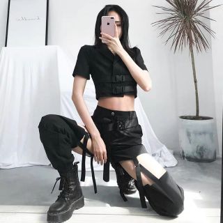 [ORDER] Set Áo croptop đen cổ vest cài quai + Quần jogger hở đùi cài quai hiphop Ulzzang siêu độc - chất - cá tính