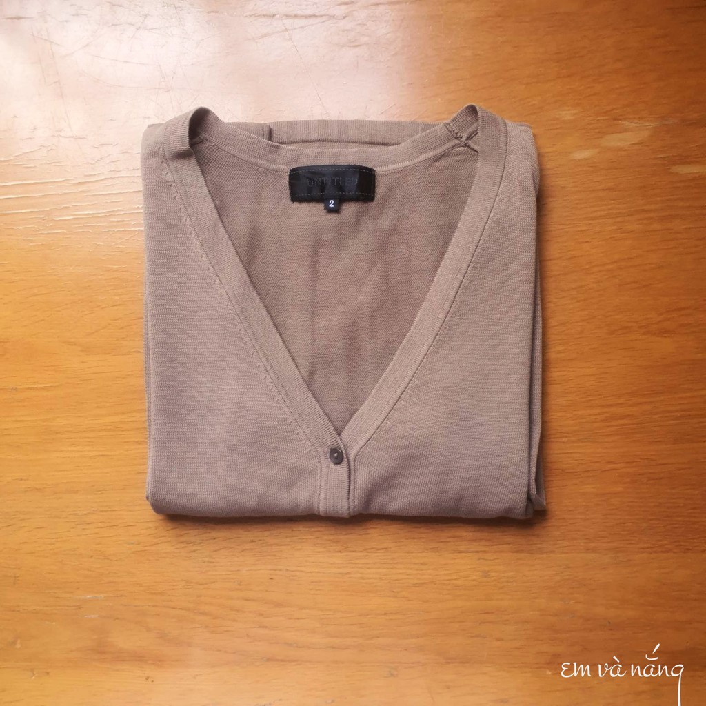 Áo cardigan nâu tây hiệu Untitled. Rất ít khi về được màu nâu đẹp. Chất thun chỉ đẹp mát, mặc khoác rất xinh