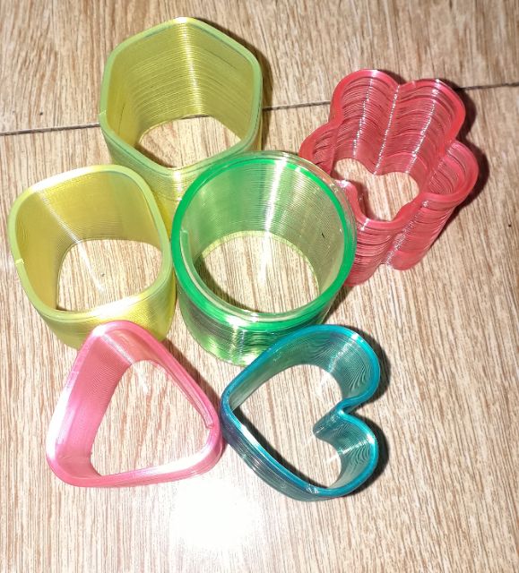 Một cái lò xo bằng nhựa loại 6cm nhiều màu
