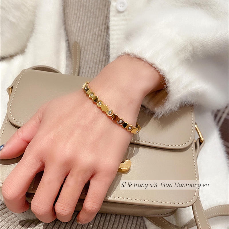 Vòng tay nữ chất liệu titan không gỉ mạ vàng 18k đính đá lấp lánh thiết kế thời trang sang trọng