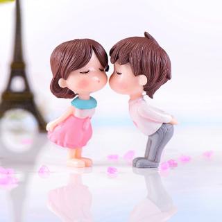 Trang trí đôi trai gái hôn nhau (váy hồng)