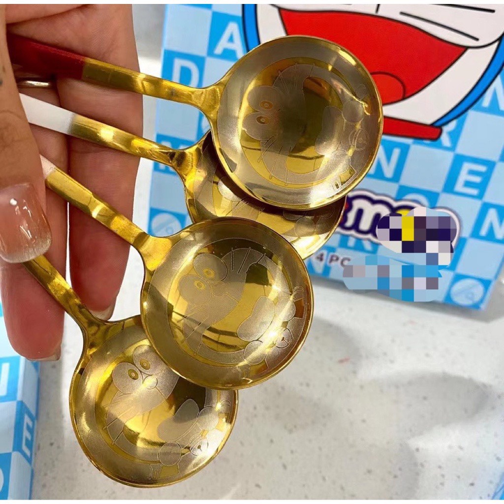 Set hộp 4 Thìa Inox Màu Vàng Khắc Hình Doraemon Đáng Yêu