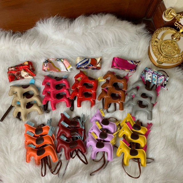 Phụ kiện treo túi HM - Móc ngựa và khăn quấn túi