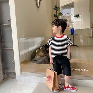 Áo phông kẻ đen trắng cổ đỏ