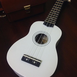 Ukulele lortui 21inch màu trắng