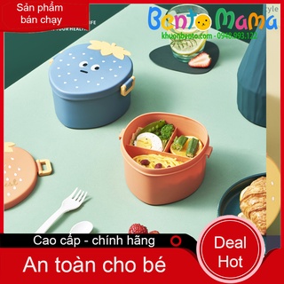 Hộp cơm dâu tây 3 ngăn tặng kèm muỗng thìa nĩa dùng được lò vi sóng