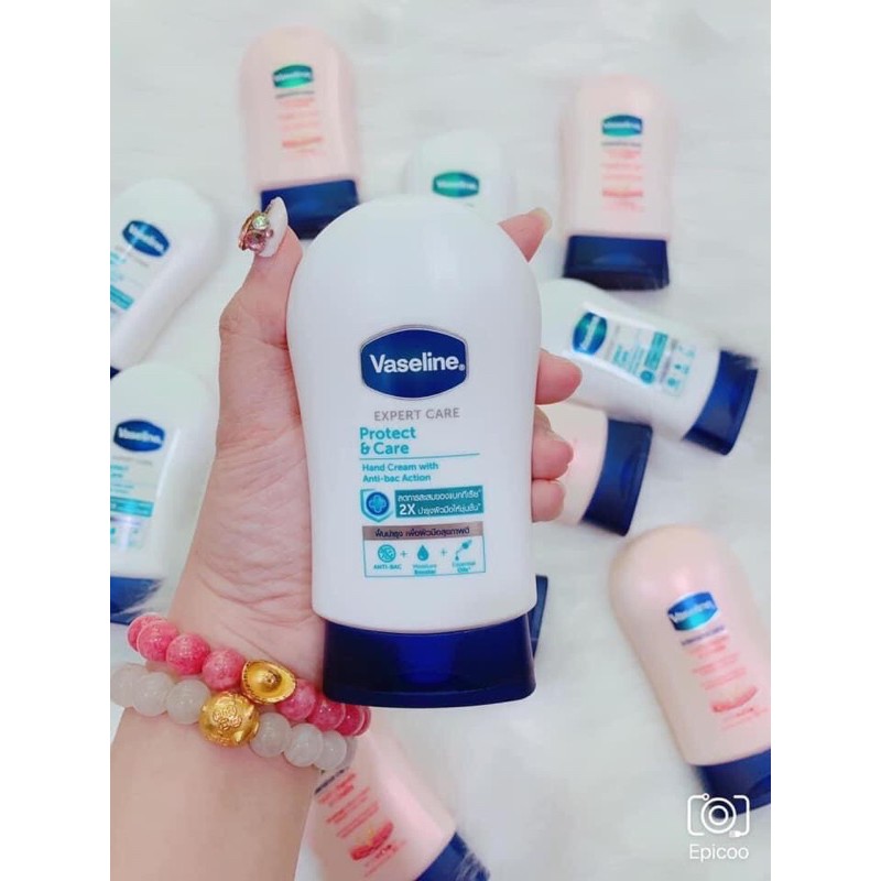 Vaseline dưỡng da tay và móng tay