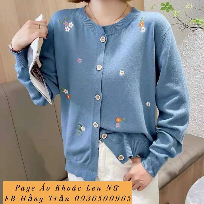 Áo khoác len nữ cổ tròn thêu hoa.