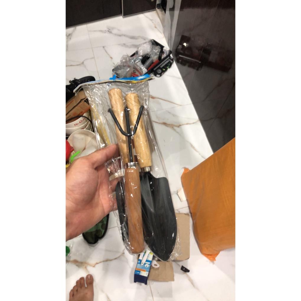 Bộ 3 Món Dụng Cụ Làm Vườn: Xẻng Xúc - Cào Đất - Xới Đất Thương Hiệu Garden Tool, Cán Gỗ Tròn Trơn Tiện Lợi Chắc Chắn