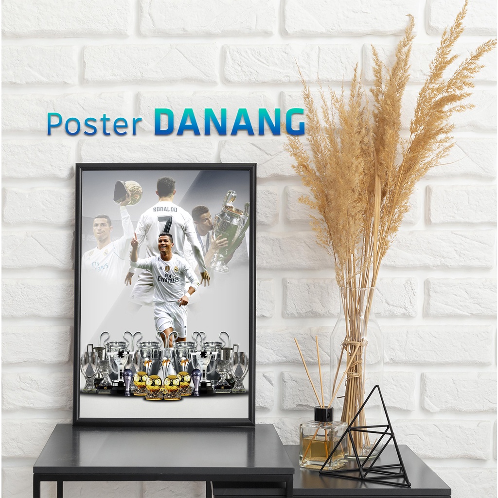 Khung ảnh treo tường POSTER BÓNG ĐÁ RONALDO size 26cm x 35cm