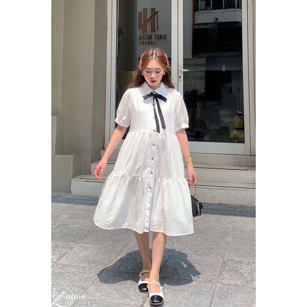 Đầm bầu Mura Dress chất liệu thô trắng cổ đức đính dây nơ đen, kiểu dáng babydoll trẻ trung thiết kế bởi LAMME