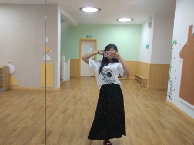 Chân váy chấm bi