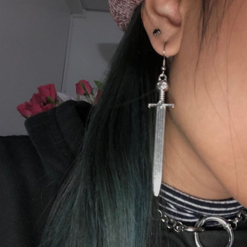 Khuyên Tai Hình Thanh Kiếm Phong Cách Gothic Thời Thượng