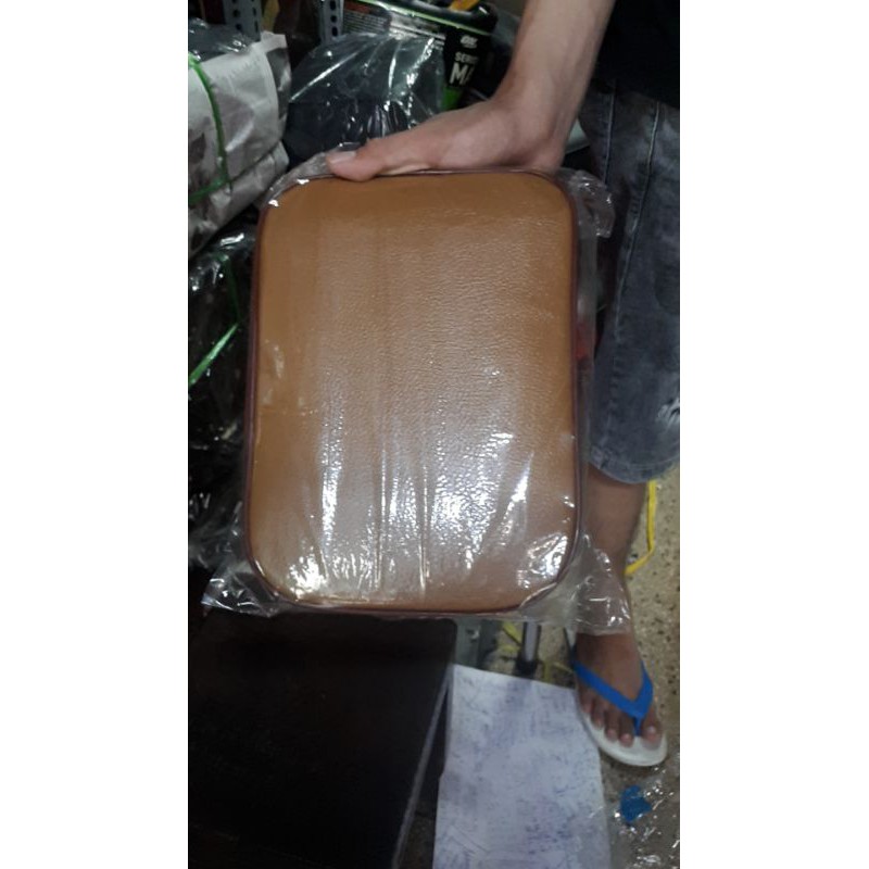 Yên sau cub én lùn