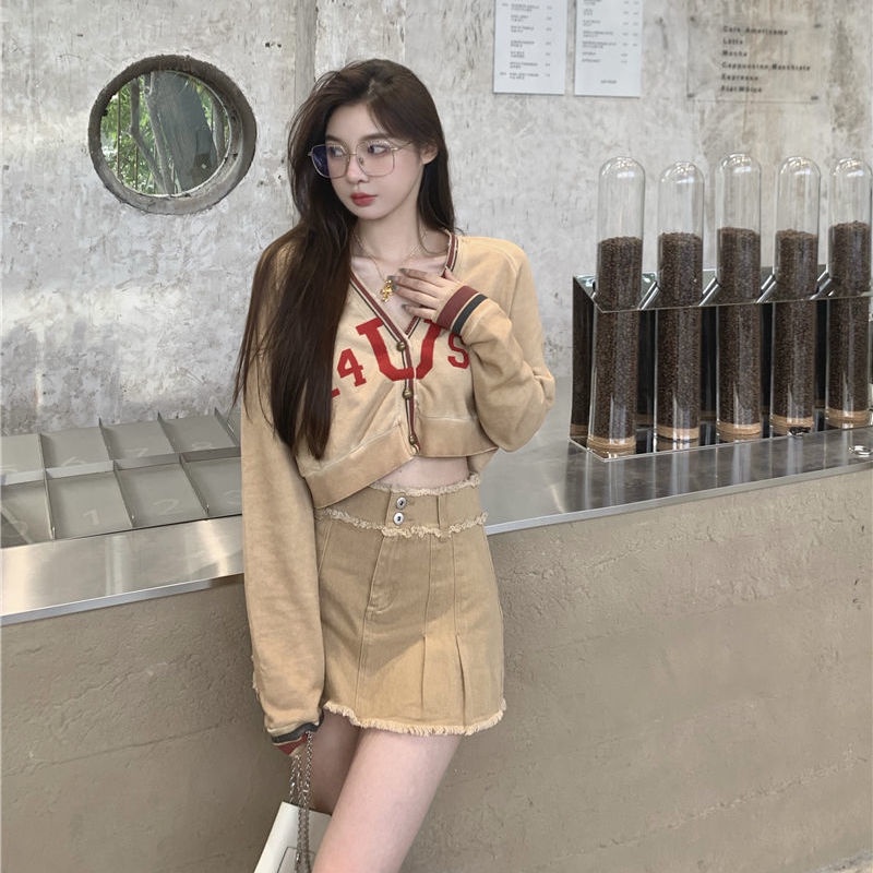 Bộ áo khoác cardigan dệt kim cổ V và chân váy dáng rộng phong cách Hong Kong retro 2021 thời trang mùa thu