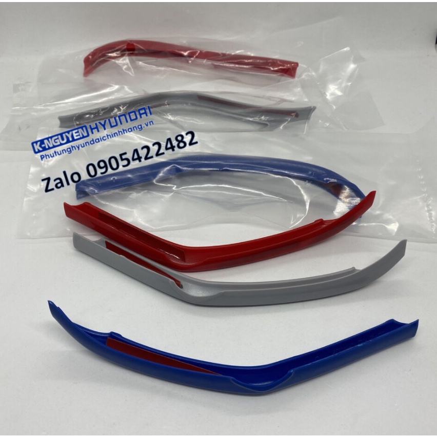 Sọc màu trang trí dán trên calang xe Carnival mới