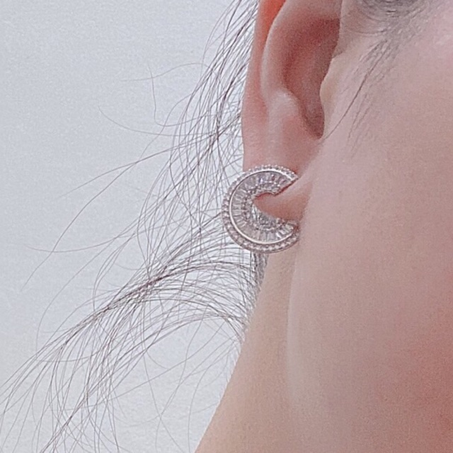 Khuyên tai cong chéo sang trọng đá nhân tạo siêu sáng bạc chuẩn xi kim
