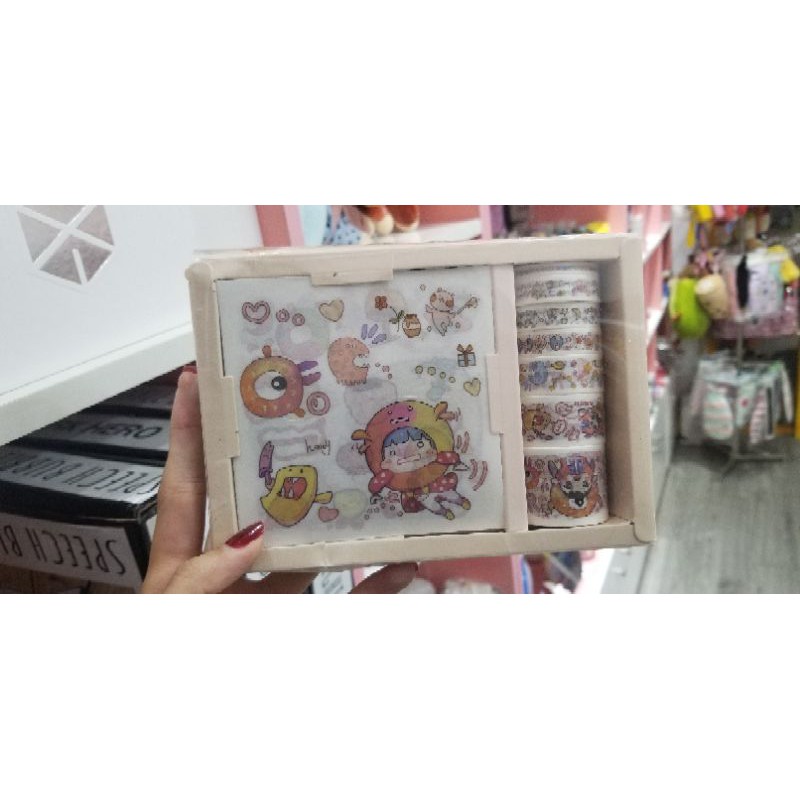 Hộp 7 cuộn băng dính kèm 9 sticker trang trí