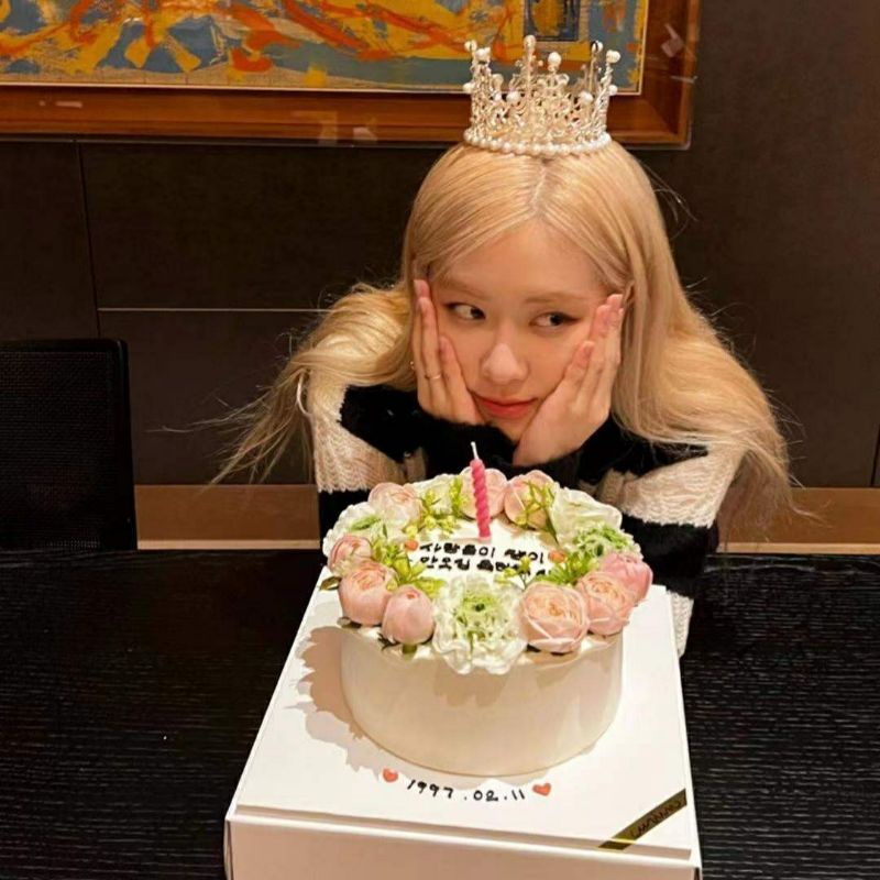 Áo len rách sọc đen trắng giống Rosé BLACKPINK