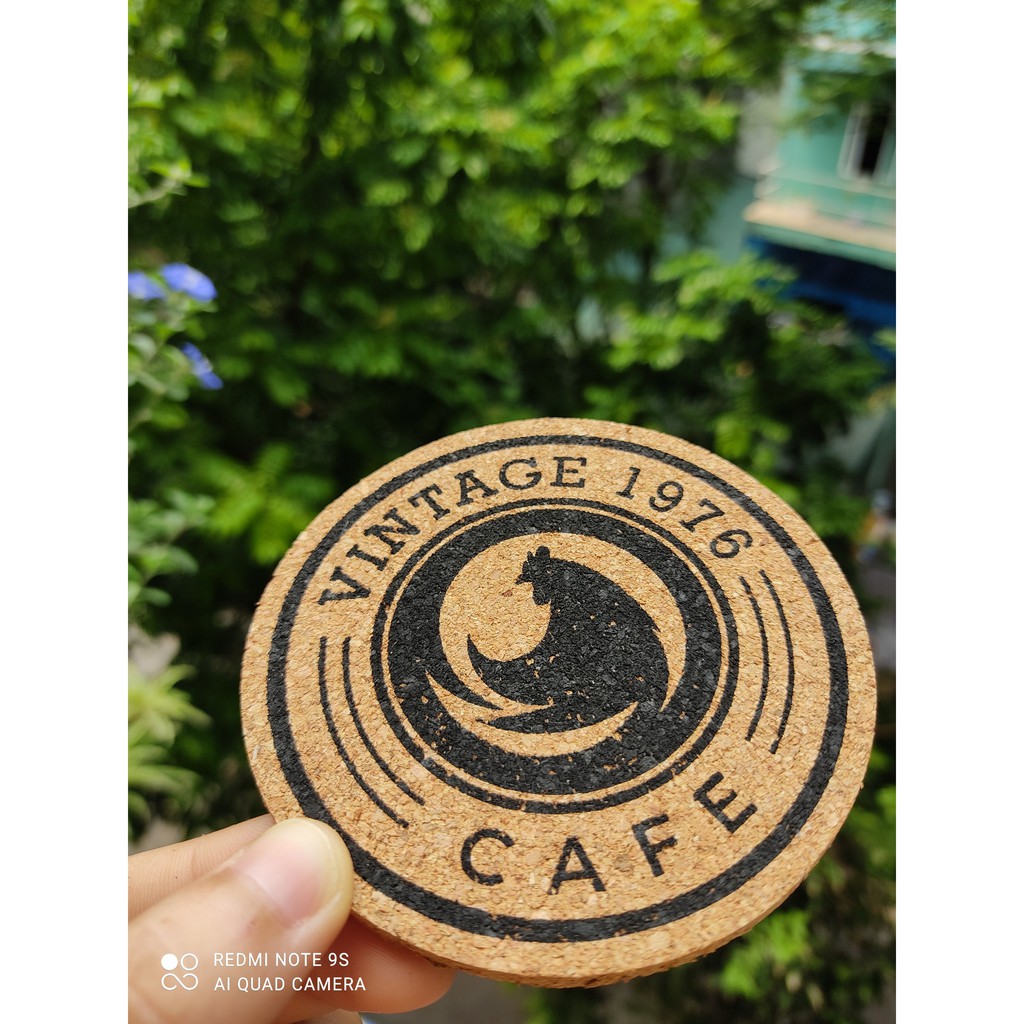 Miếng lót cốc, lót ly bằng gỗ bần in ấn theo yêu cầu cho quán cafe vintage