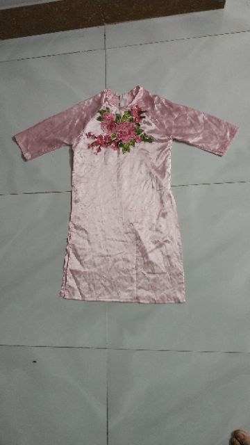 Thanh lý áo dài thêu màu hồng cho bé gái từ 5,6,7 tuổi đã sử dụng.