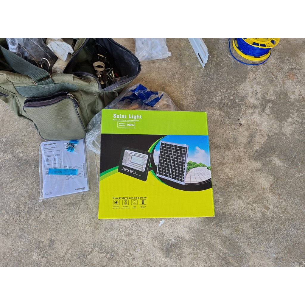 Đèn pha năng lượng mặt trời 200W. Hàng xả kho, số lượng có hạn