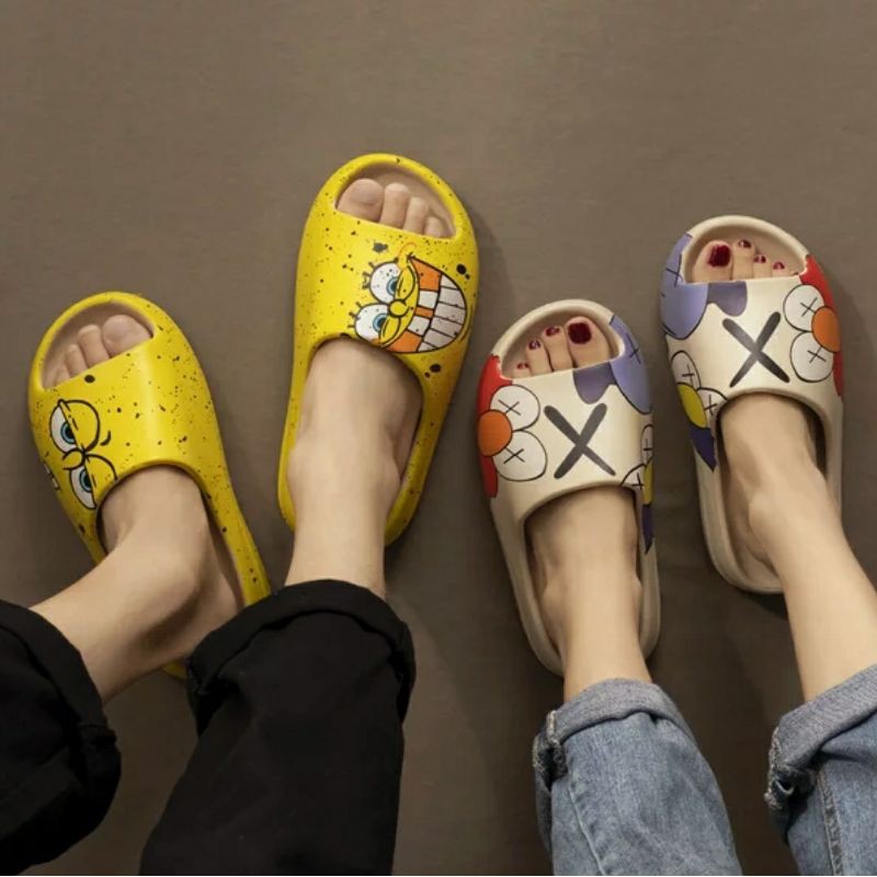 DÉP KAWS HỌA TIẾT CÓ LOGO - BAO XỊN