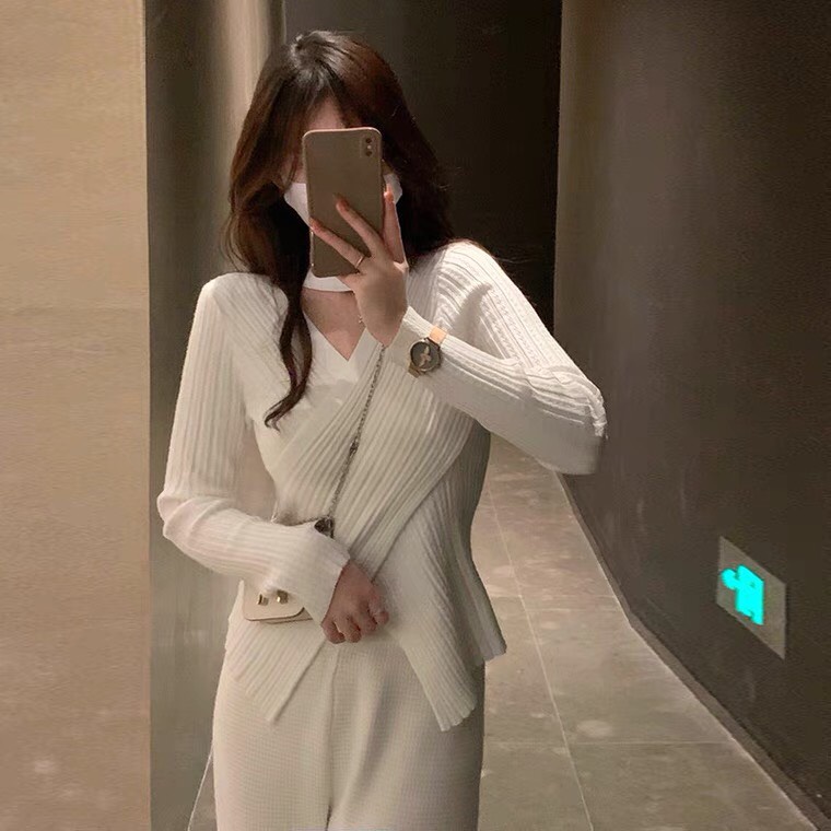 Set áo len và chân váy Áo len cổ chữ V phụ nữ phong cách Hàn Quốc