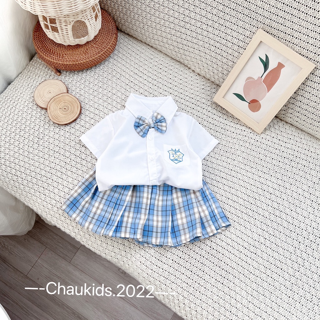 Sét váy áo sơ mi nơ cổ túi ngực in logo phối chân váy thô họa tiết caro xếp ly phong cách Hàn Quốc cho bé gái10-20 kg