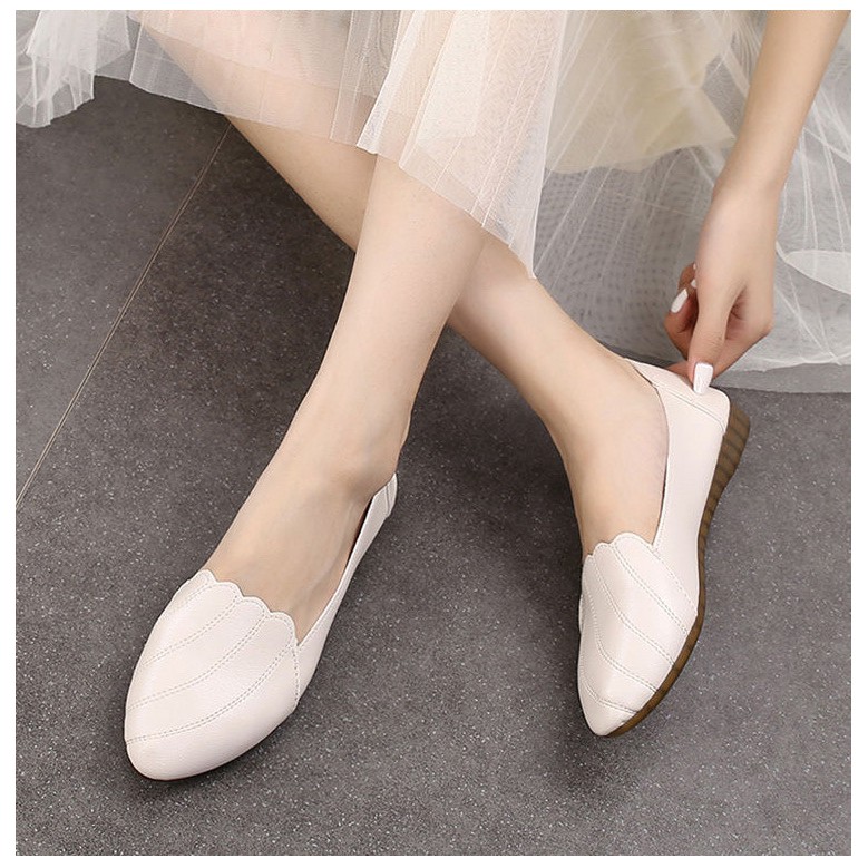 Giày lười nữ da mềm mũi tròn đế bệt cao 2cm đen kem