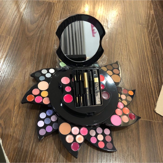 Bộ trang điểm Nocibe của Pháp. Trang điểm cả khuôn mặt.