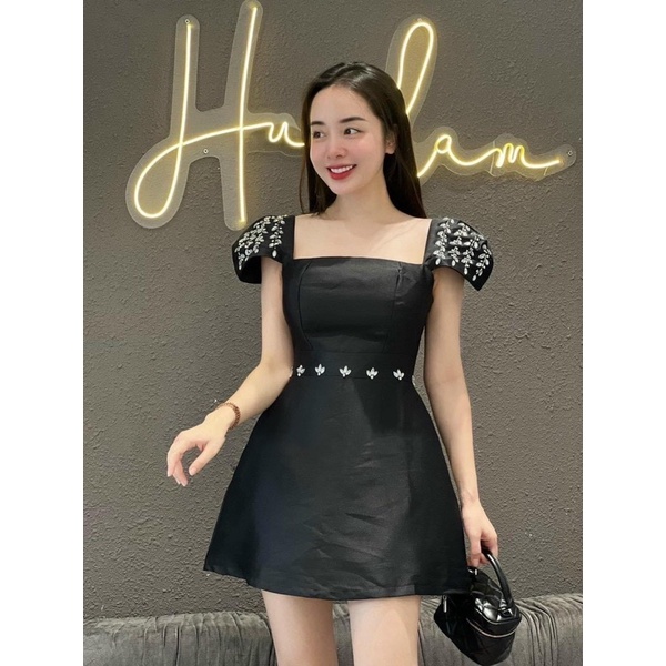 ĐẦM ĐEN CỔ VUÔNG TAY TIÊN ĐÍNH ĐÁ