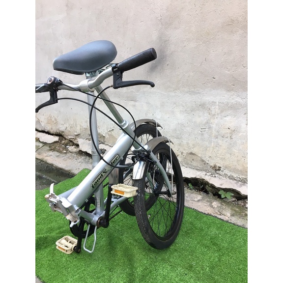 Xe đạp xếp nội địa Nhật có tặng kèm baga bánh 20 inch màu xám bạc có đề SHIMANO