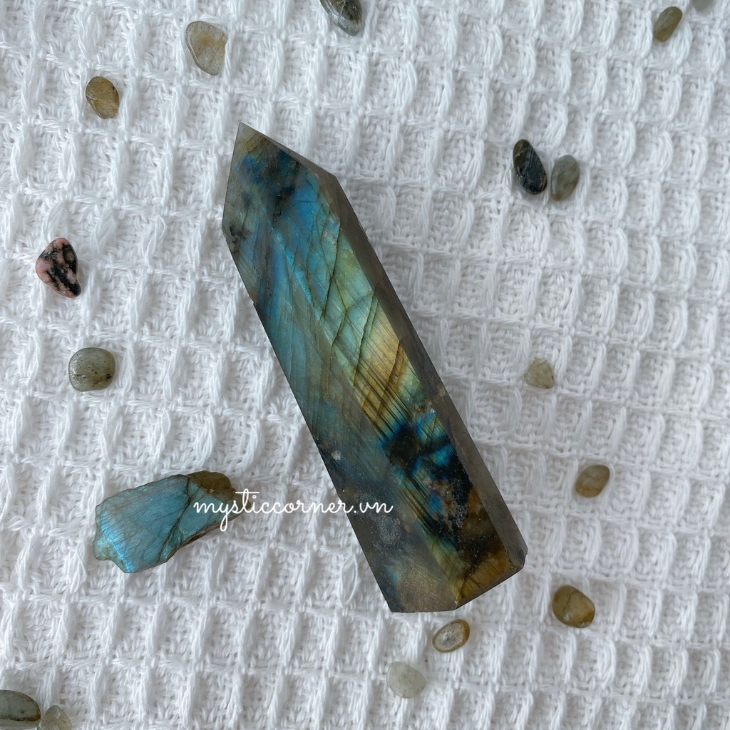 Trụ Labradorite đá xà cừ dùng trong thanh tẩy Tarot, thiền định