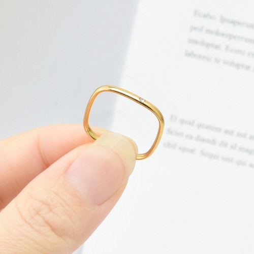 Nhẫn Nữ Bản Vuông Đính 1 Viên Đá Nhân Tạo Titan Ko Đen TT 3531