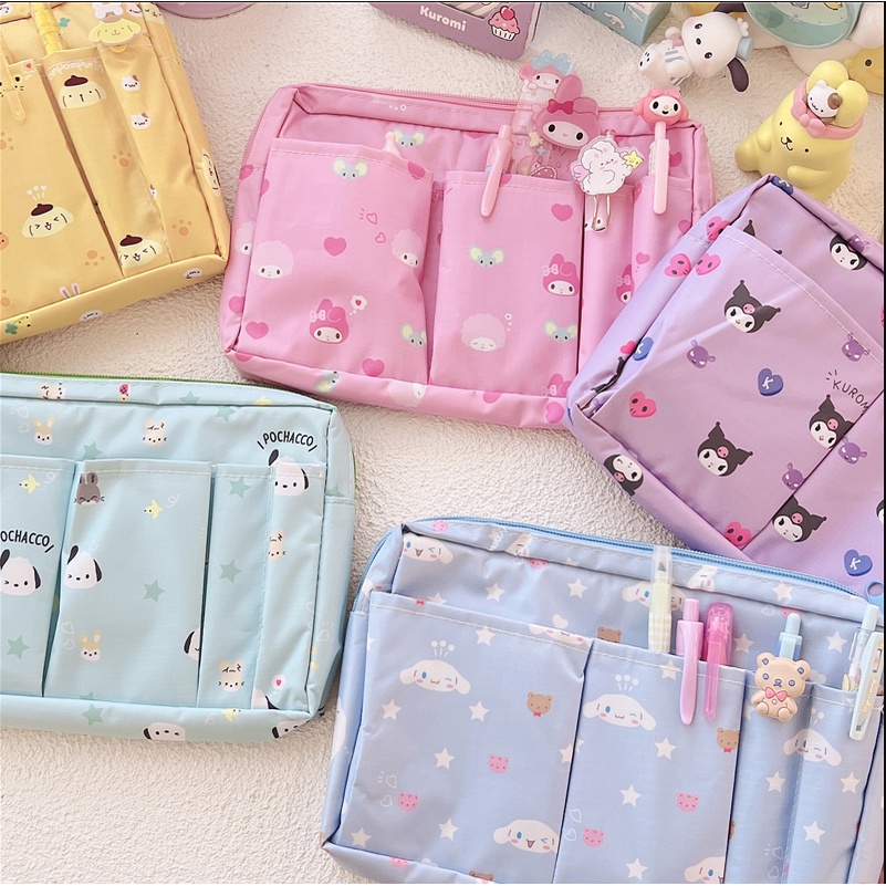 Sanrio 🌺 Túi Đựng Mỹ Phẩm Du Lịch Sức Chứa Lớn Thiết Kế Nhiều Ngăn Phong Cách Nhật Bản GV2W HelloKitty Melody Kuromi Cinnamoroll LittleTwinStars Pochacco PompomPurin BADBADTZ-MARU Tuxedo Sam Kero Kero Keroppi