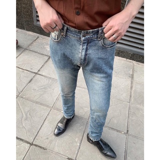 Quần jeans xanh.