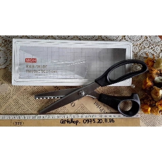 kéo răng cưa cắt vải