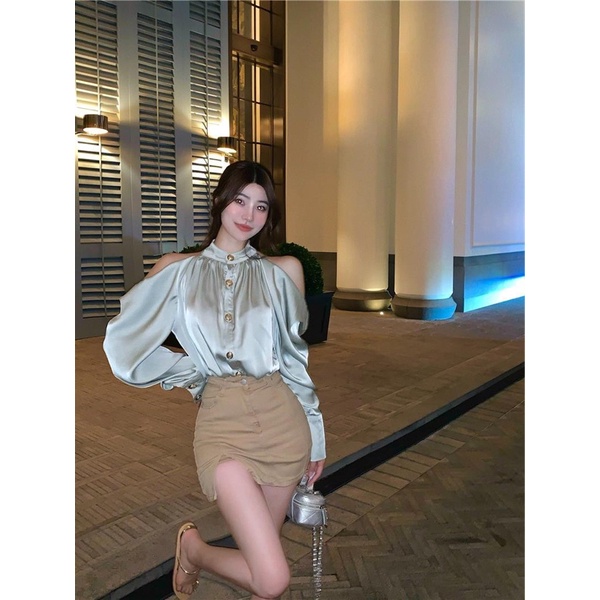 Áo sơ mi hở vai cổ yếm phối cúc chất lụa satin mềm mịn thời trang nữ | BigBuy360 - bigbuy360.vn
