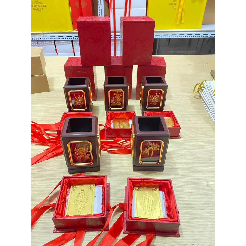 Hộp đựng bút tứ quý bốn mùa Xuân - Hạ - Thu - Đông làm từ chất liệu plastic và vàng lá 24k, thích hợp để làm quà