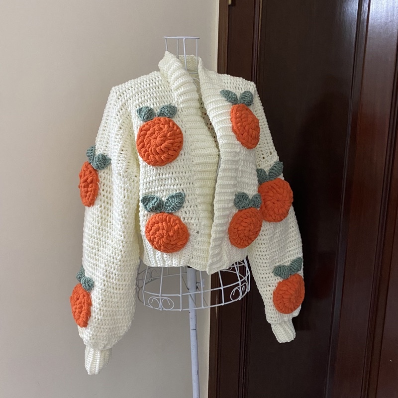 Áo khoác Cardigan len móc thủ công đính quả cam to