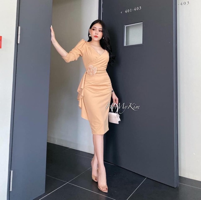 Đầm dự tiệc dáng ôm cổ V 1 bên bèo cài hoa | BigBuy360 - bigbuy360.vn