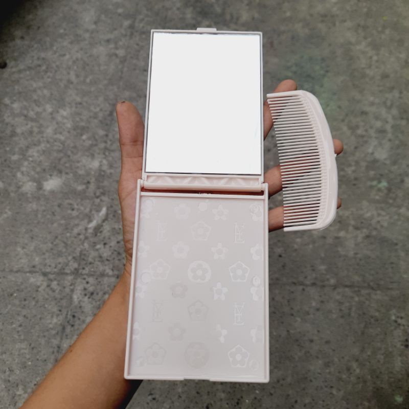 Gương soi kèm lược bỏ bóp carô màu nhạt (Kt: 8×11.5cm)