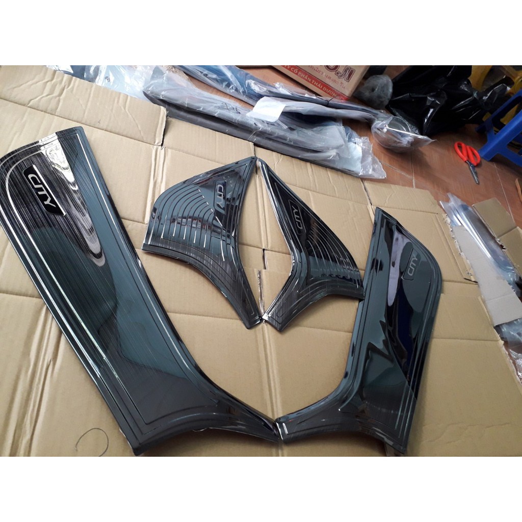 Ốp tapli cánh cửa, ốp loa cánh xe Honda City 2015- 2023, Mẫu titan xước cao cấp