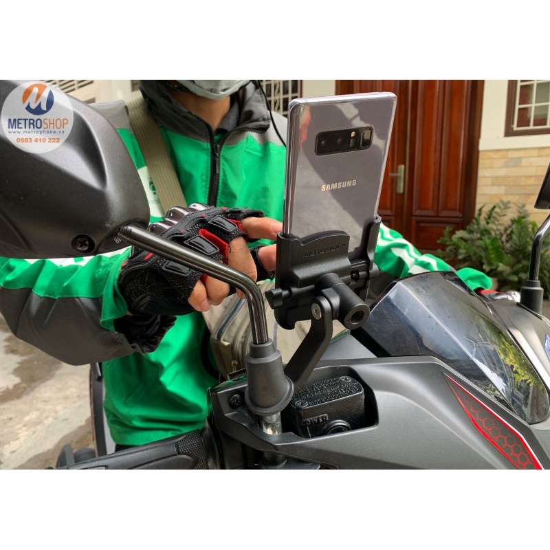 Giá gắn điện thoại trên xe máy Motowolf