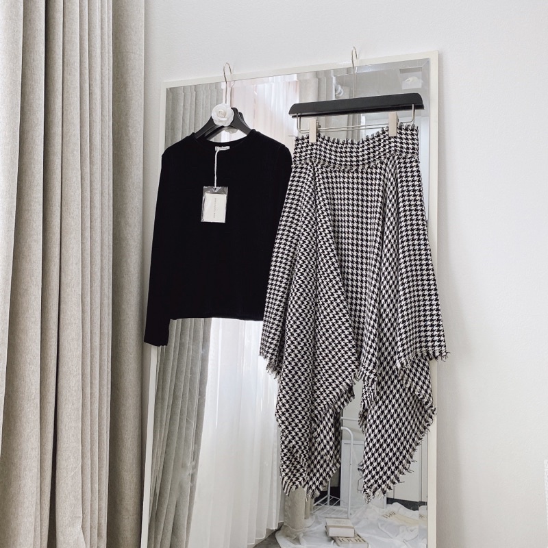 Set áo len tăm đen mix chân váy dạ tua rua | BigBuy360 - bigbuy360.vn