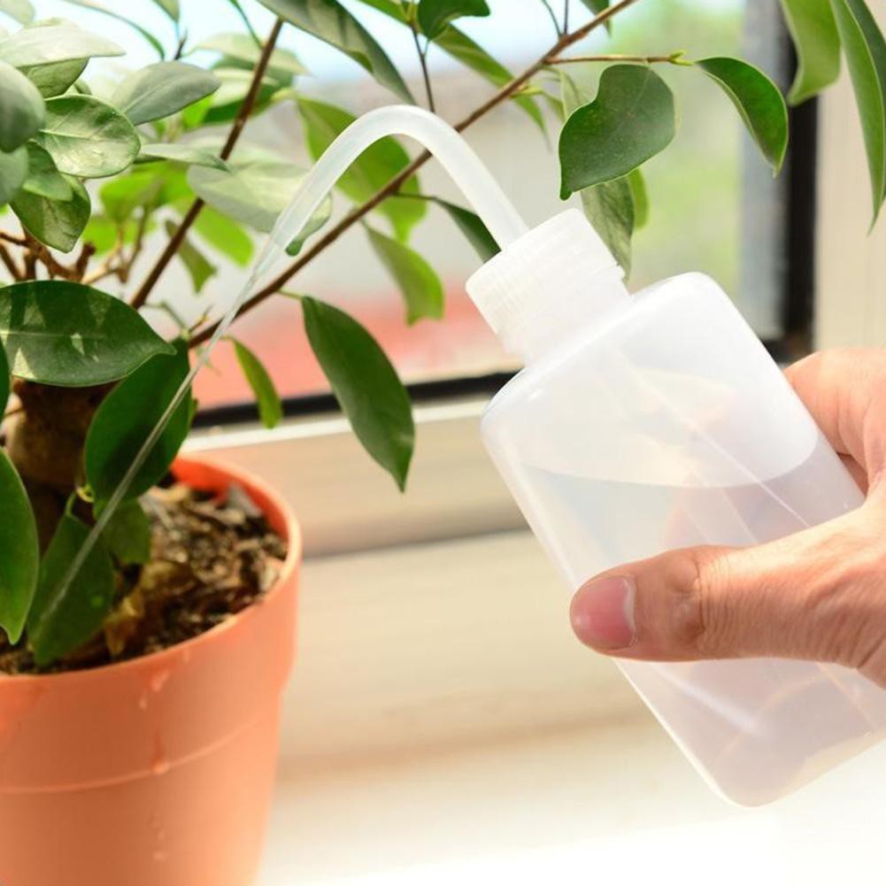 Dụng cụ tưới cây chuyên dụng