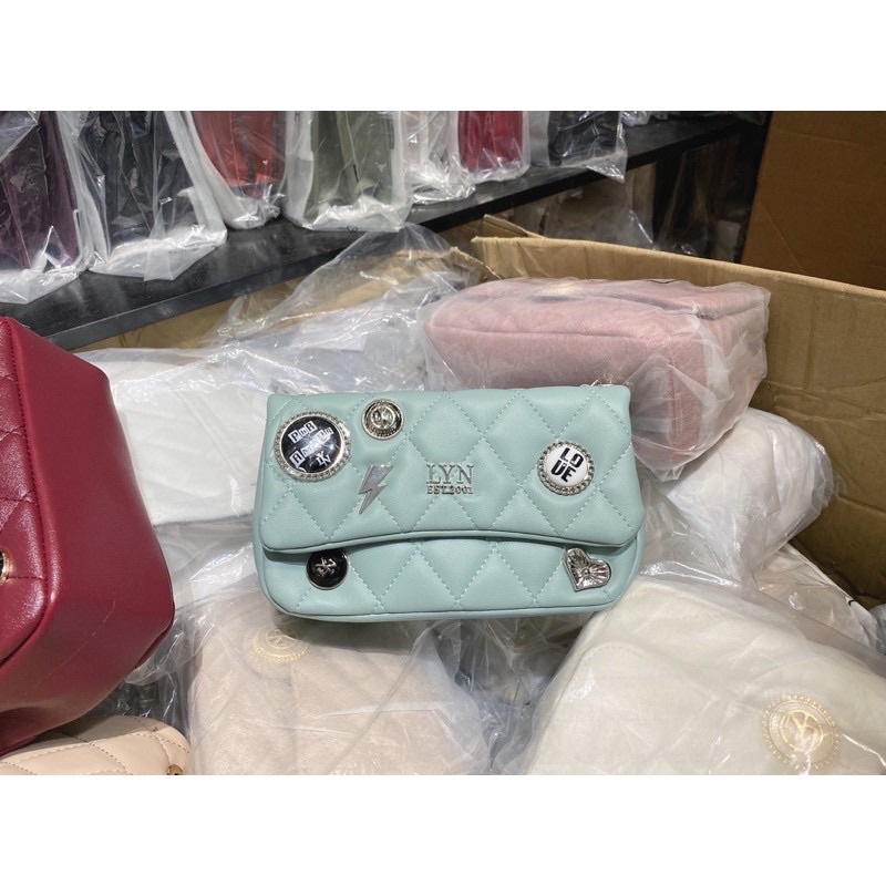 Túi Lyn ô trám huy hiệu đeo chéo ROXANNE S HANDBAGS