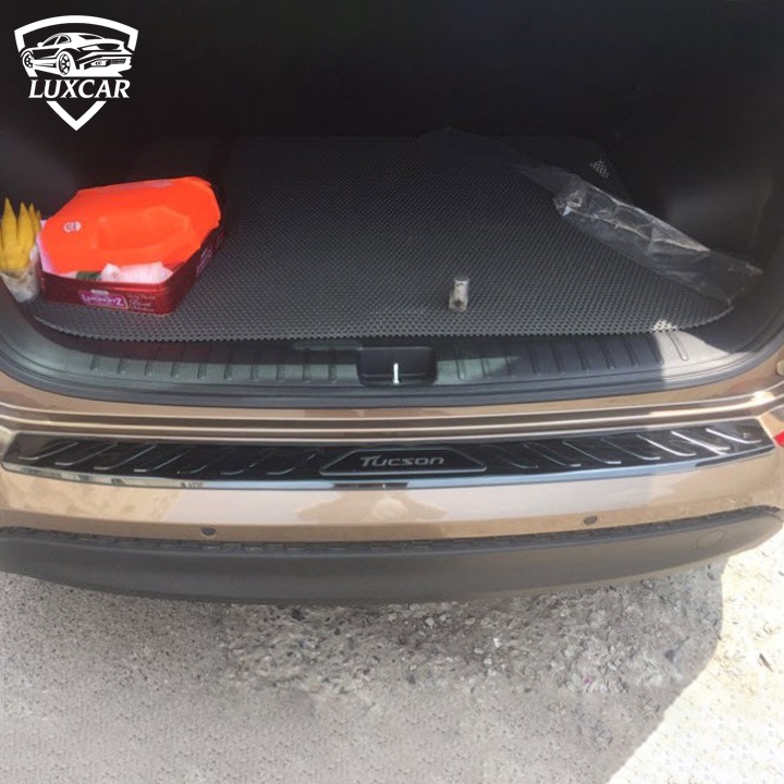 Ốp chống trầy xước cốp xe HYUNDAI TUCSON 2016-2021 | LUXCAR chất liệu INOX-TITAN cao cấp