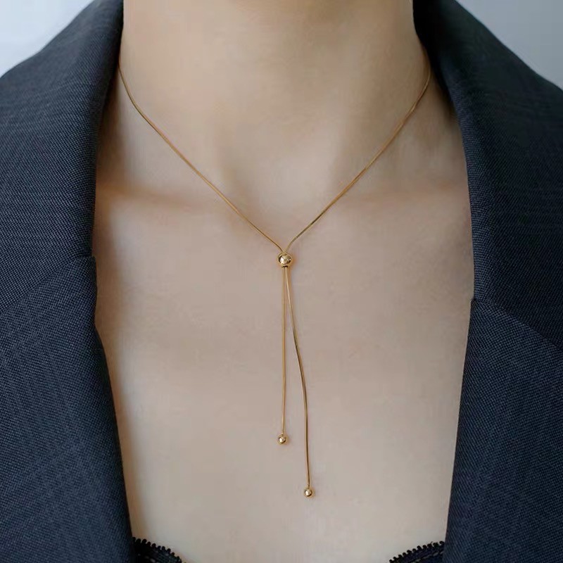 Dây chuyền bằng thép titan mạ vàng hồng 18K họa tiết xương rắn phối hạt tròn phong cách cổ điển đơn giản có thể thu gọn